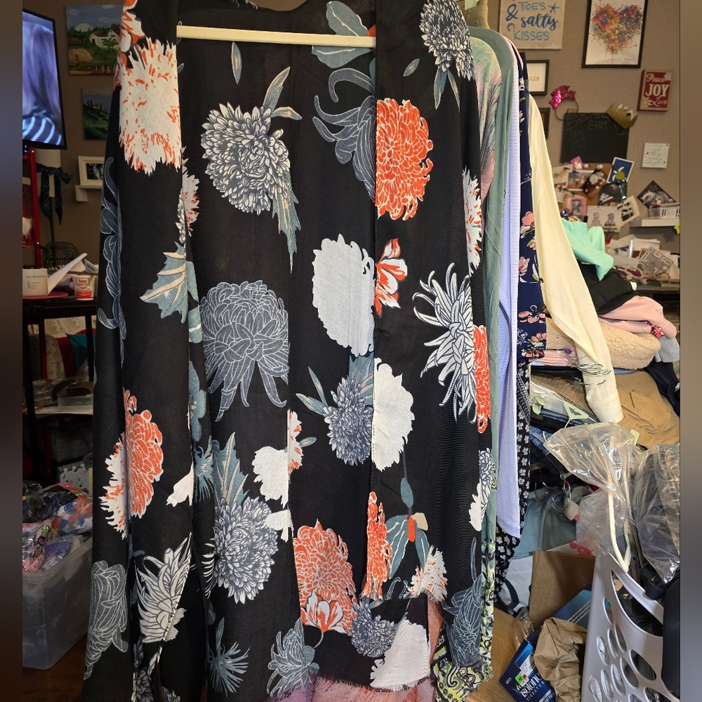 OSFM NWOT Boutique Kimono 37.5Long 34.5ptp Blk Floral Raw Fringe Hem Soft! - Picture 8 of 13